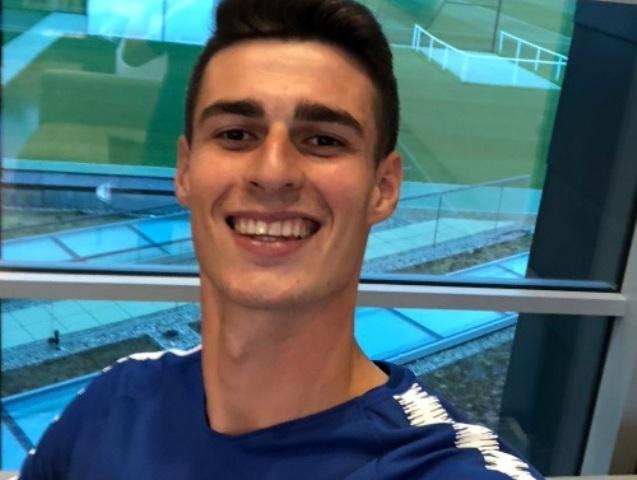 Kepa Arrizabalaga feliz y sonriente con el equipaje del Chelsea