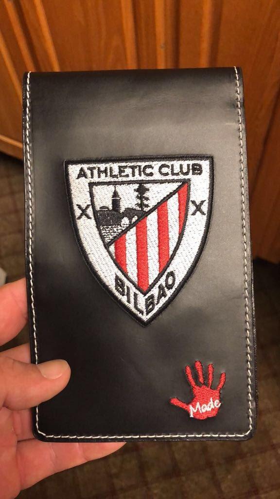 La libreta de John Rahm con el escudo del Athletic Club bordado.
