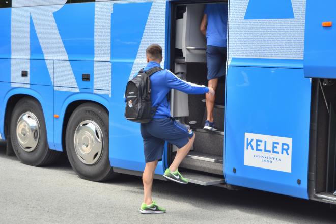 Los futbolistas suben al autobús de la Real.