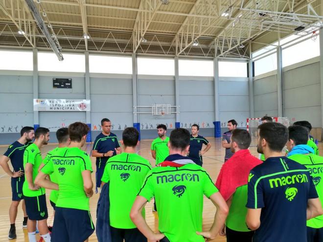 David Madrid se dirige a los jugadores del Levante FS en un entrenamiento.