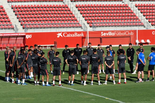 El Sevilla, entrenando en la ciudad deportiva.