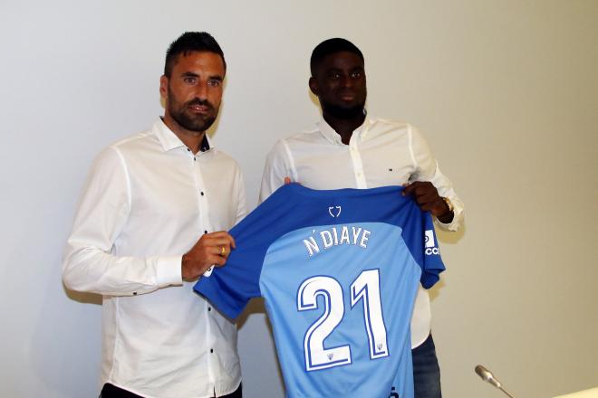 N'Diaye, con la camiseta antigua en su presentación.