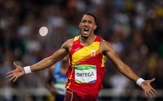 Orlando Ortega celebra su medalla de bronce en el Europeo de Berlín.