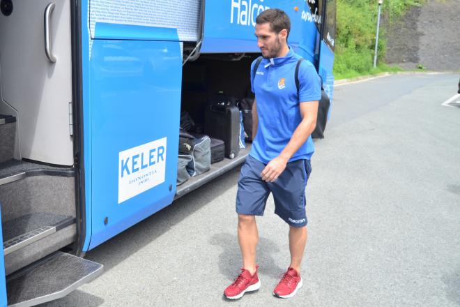 Joseba Zaldua se sube al autobús del equipo en Zubieta.