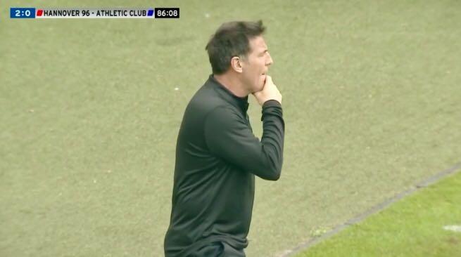 Eduardo Berizzo contempla atento a sus jugadores en el HDI Arena