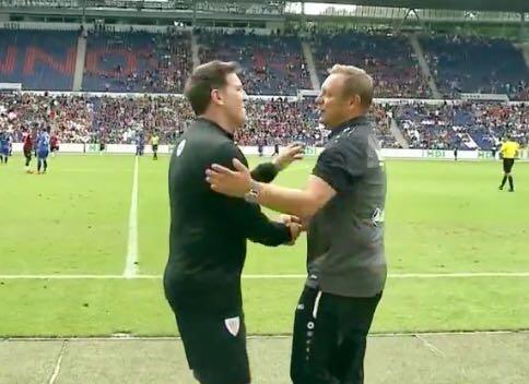 Eduardo Berizzo conversa con el técnico del Hannover, André Breitenreiter.