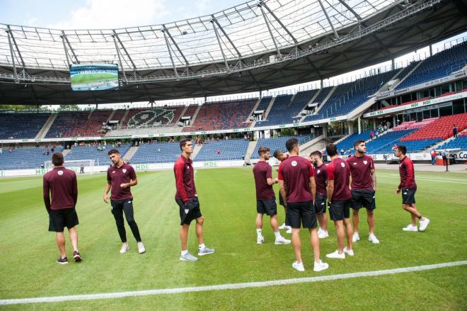 Los rojiblancos sobre el césped del campo del Hannover (Foto. Athletic Club).