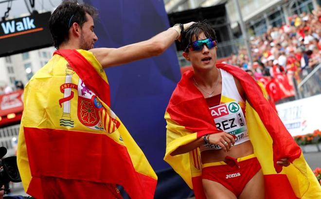 Álvaro Martín saluda a María Pérez tras proclamarse ambos campeones de Europa en los 20 km. marcha.