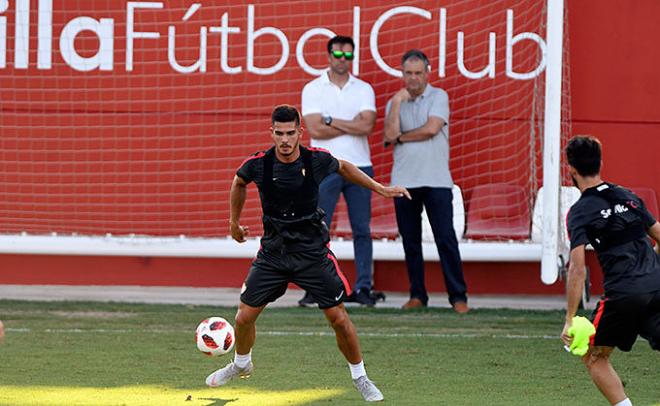 André Silva durante su primer entrenamiento con el Sevilla (foto: Kiko Hurtado).