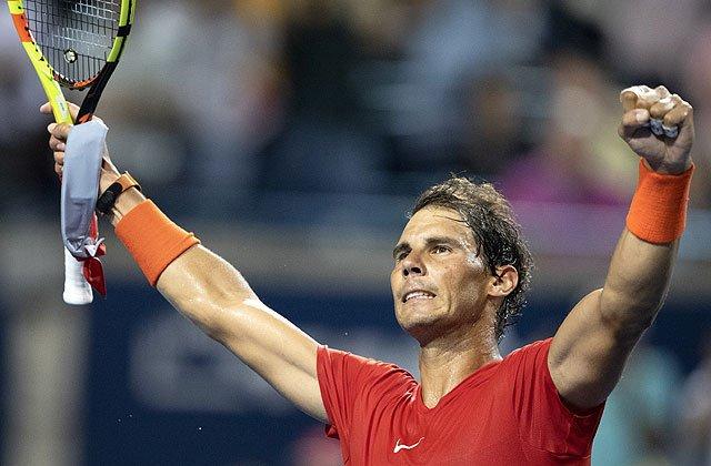 El tenista español Rafa Nadal alza los brazos tras vencer a Cilic en el Masters 1000 de Toronto.