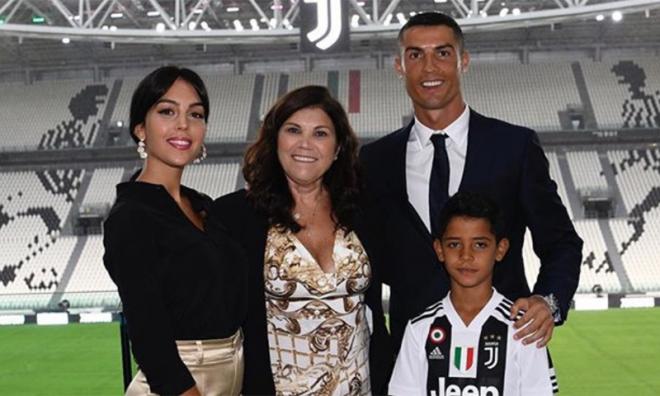 Cristiano Ronaldo posa en el Juventus Stadium con Georgina Rodríguez, su madre y su hijo mayor.