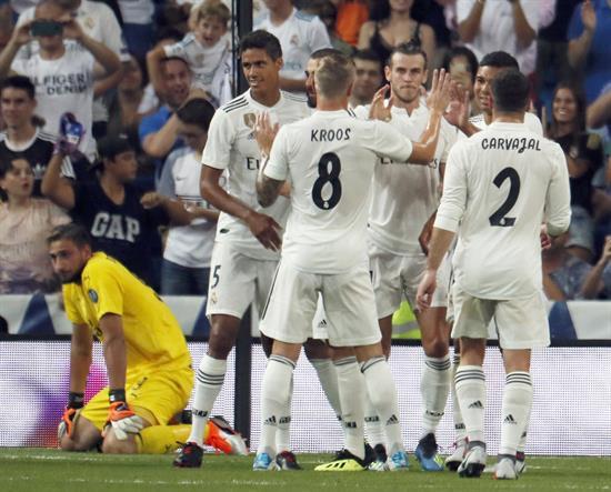 El Real Madrid celebra uno de sus goles ante el Milan.