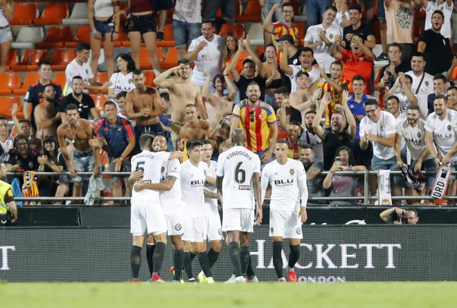 El Valencia CF celebra un gol contra el Bayer Leverkusen. (Foto: David González)