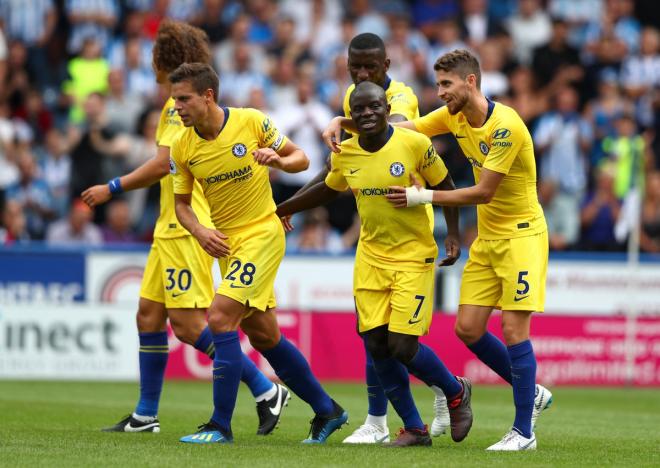 Kanté celebra con sus compañeros su gol en la victoria del Chelsea ante el Huddersfield en la jornada 1 de la Premier League.