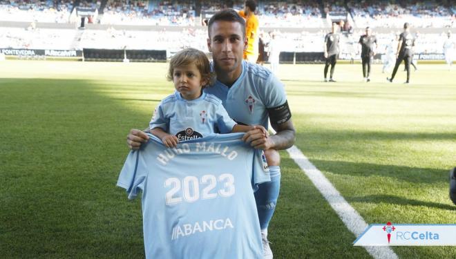 Hugo Mallo posa con su hijo y con la camiseta de su renovación (Foto: RCCV).