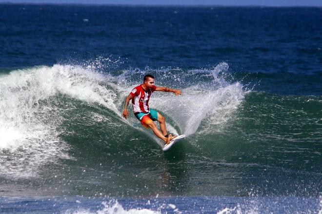 El surfista Ibon Garmendia, cogiendo olas con la camiseta del Athletic Club.