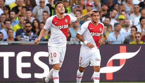 Jovetic y Rony Lopes celebran un gol en la victoria del Mónaco sobre el Nantes en partido de la Ligue 1.