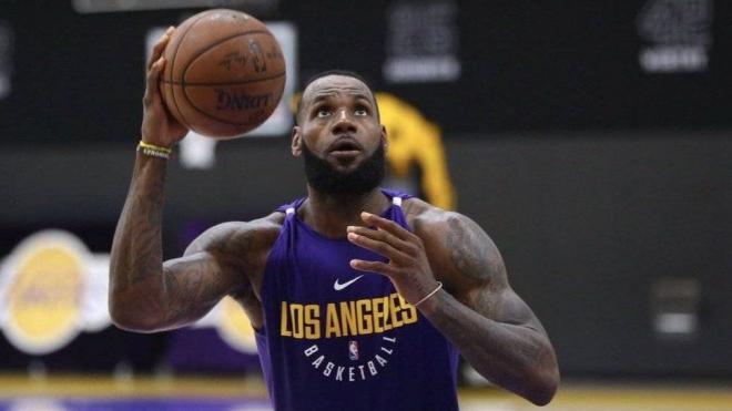 LeBron James lanza a canasta en un entrenamiento de Los Angeles Lakers.