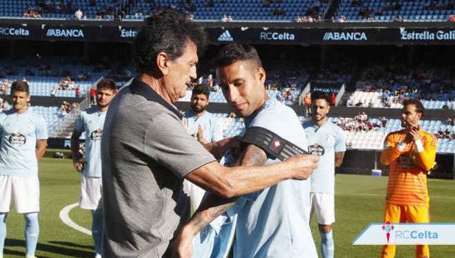 Mallo recibiendo el brazalete de capitán de Manolo (Foto: RCCV).