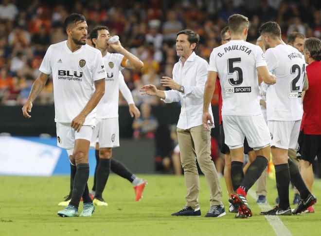 Marcelino García Toral dando indicaciones contra el Bayer Leverkusen (Foto: David González).