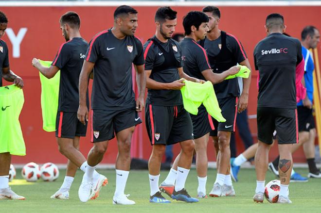 Los futbolistas del Sevilla, en un entrenamiento (Foto: Kiko Hurtado).