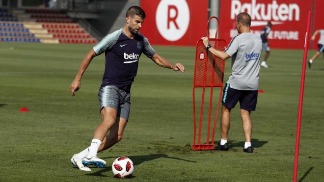 Gerard Piqué golpea la pelota en un entrenamiento del Barcelona en agosto.