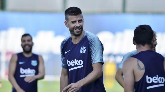 Piqué sonríe durante un entrenamiento con el Barça (Foto;FCB).