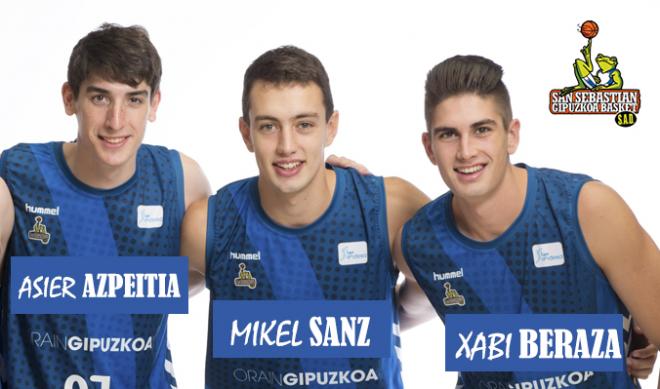 Xabi Beraza junto a Asier Azpeitia y Mikel Sanz con la camiseta de Gipuzkoa Basket (Foto: GBC).