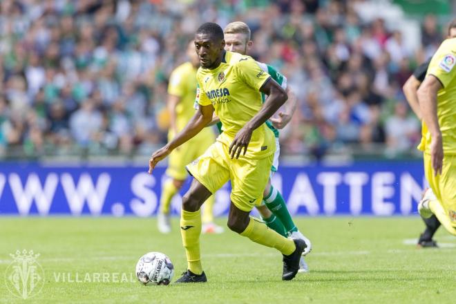 El jugador del Villarreal Toko-Ekamnbi controla una pelota ante el Werder Bremen.