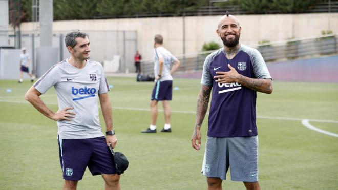 Valverde y Arturo Vidal, durante un entrenamiento (Foto: FCB).