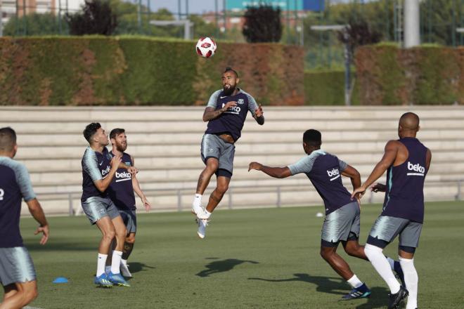Vidal salta a por un balón aéreo durante el entrenamiento de este sábado (Foto: FCB).
