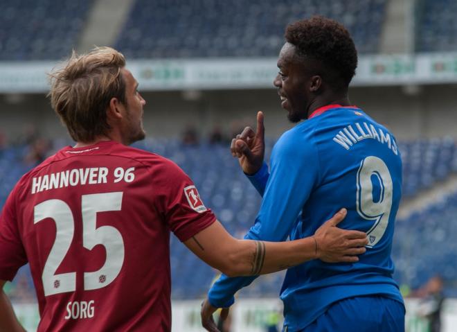 Iñaki Williams cambia impresiones con el defensa del Hannover Sorg (Foto: Athletic Club).