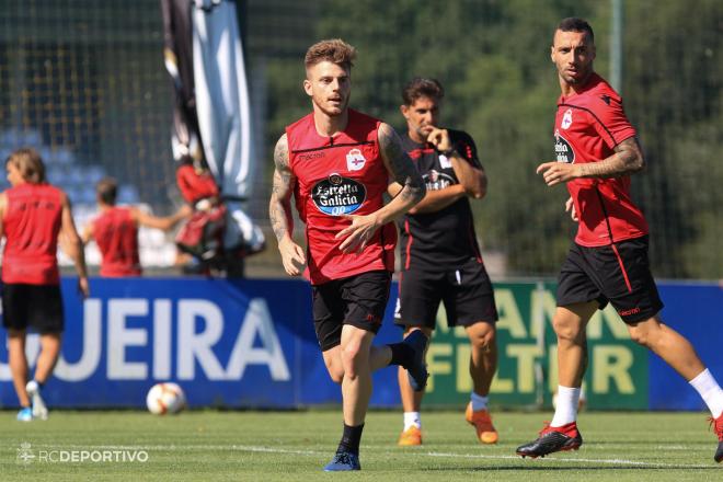 Diego Caballo participa en un entrenamiento de pretemporada del Deportivo celebrado en 'El Mundo del Fútbol' de Abegondo (Foto: RCD).