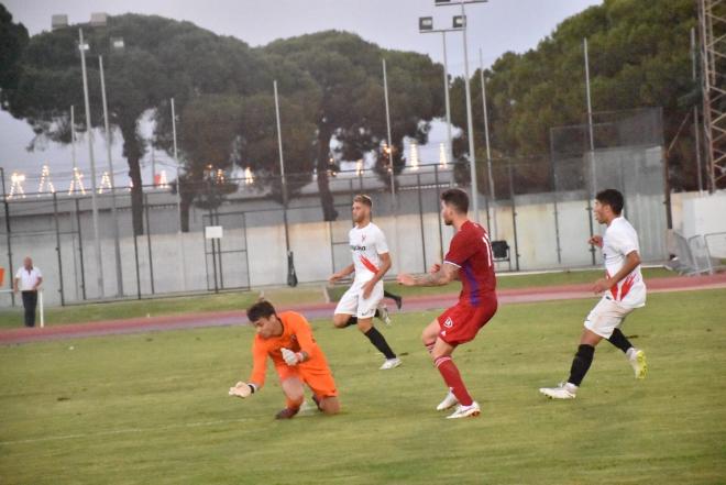 Lance del Sevilla Atlético-Recreativo disputado en Punta Umbría. Foto: Tenor