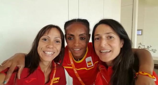Azucena Díaz, Trihas Gebre y Elena Loyo, las tres primeras nacionales en el maratón europeo de Berlín.