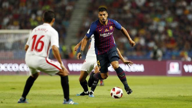 Luis Suárez encara a Jesús Navas (Foto: FCB).