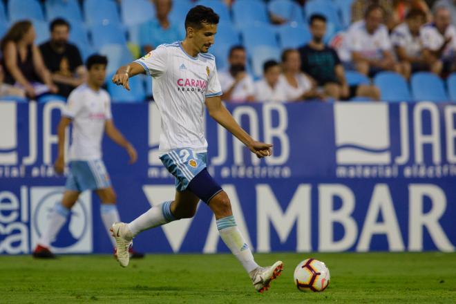 Álex Muñoz saca el balón en el Trofeo Lapetra ante el Levante (Foto: Daniel Marzo).