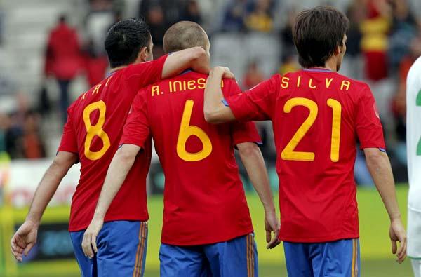 Xavi, Iniesta y Silva celebrando un tanto.