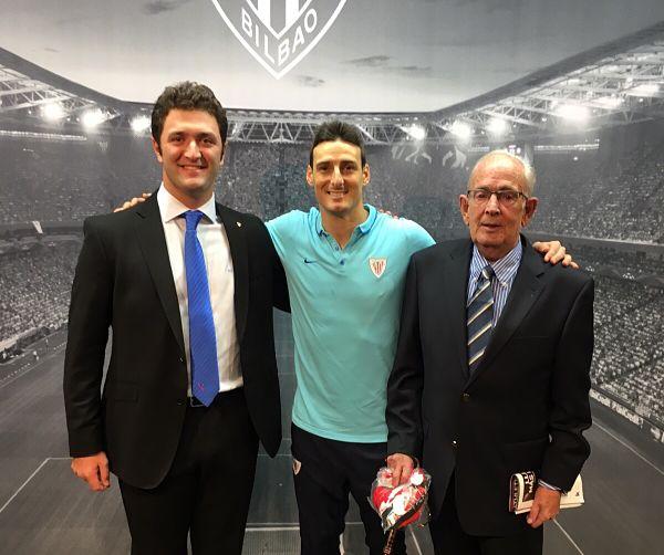 Aritz Aduriz, escoltado por dos generaciones de los Rahm: Jon y Sabin, que le tuvo en el Bilbao Athletic ( Foto: Athletic Club).