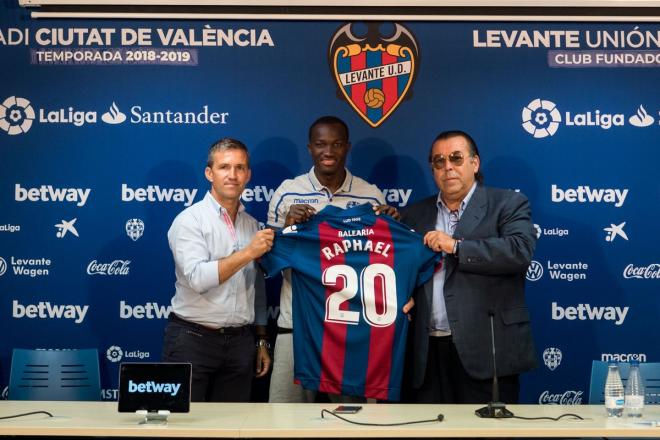 Dwamena, en su presentación oficial con el Levante UD (Adolfo Benetó).