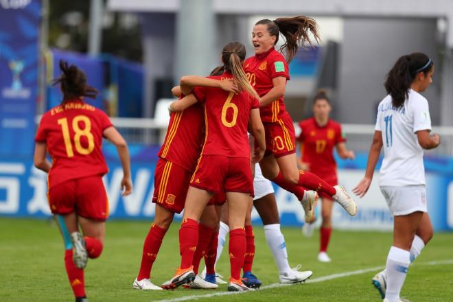 La jugadores de la selección española sub 20 celebran el primer gol de España.
