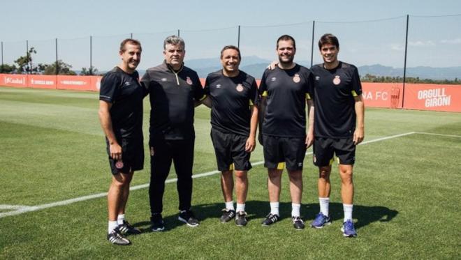 Onésimo Sánchez, junto a Eusebio Sacristán y el resto de integrantes del cuerpo técnico del Girona FC.