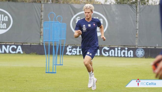 Mathias Jensen, durante un entrenamiento con el Celta (Foto: RCCV).