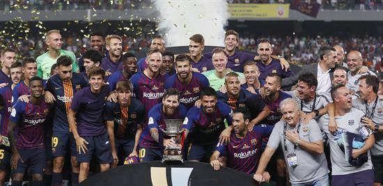 La plantilla del Barça celebra la Supercopa de España.