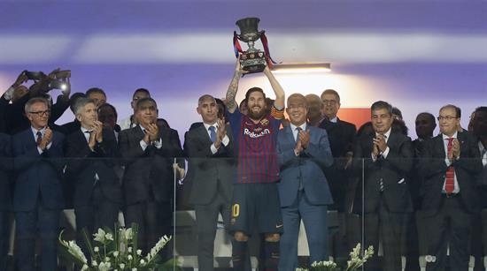 Leo Messi levanta al cielo de Tánger la Supercopa de España.