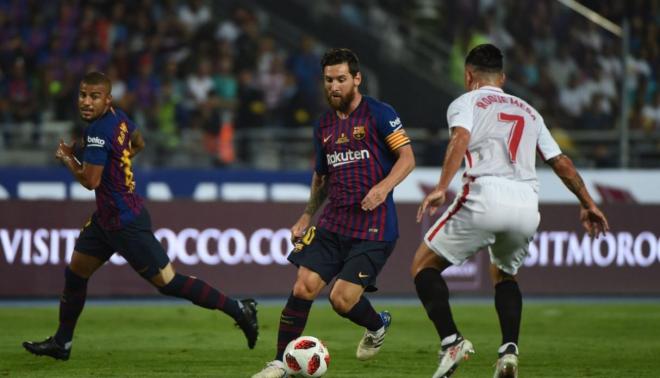 Messi conduce el balón en la Supercopa