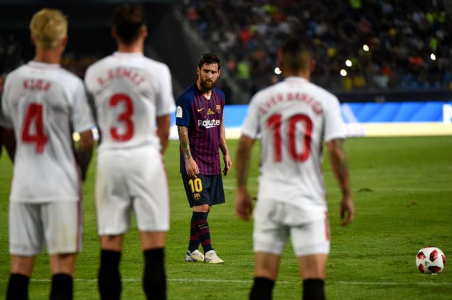 Messi, antes de lanzar una falta.