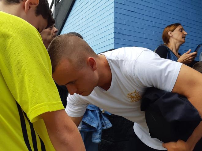 Lobotka firmando en una camiseta (Foto: A.B.).