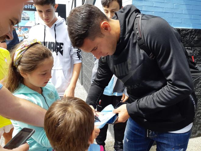 Hugo Mallo firmando un autógrafo (Foto: A.B).