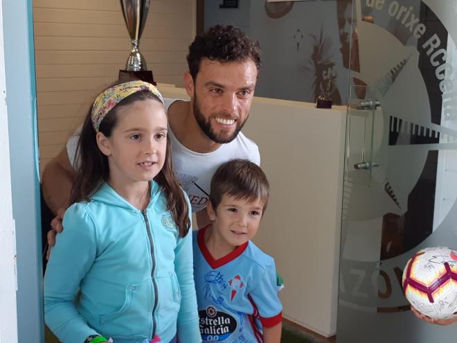 Sergio posando con dos niños (Foto: A.B).